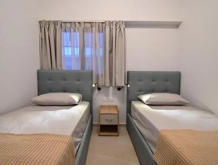 Tres V & ستافروس